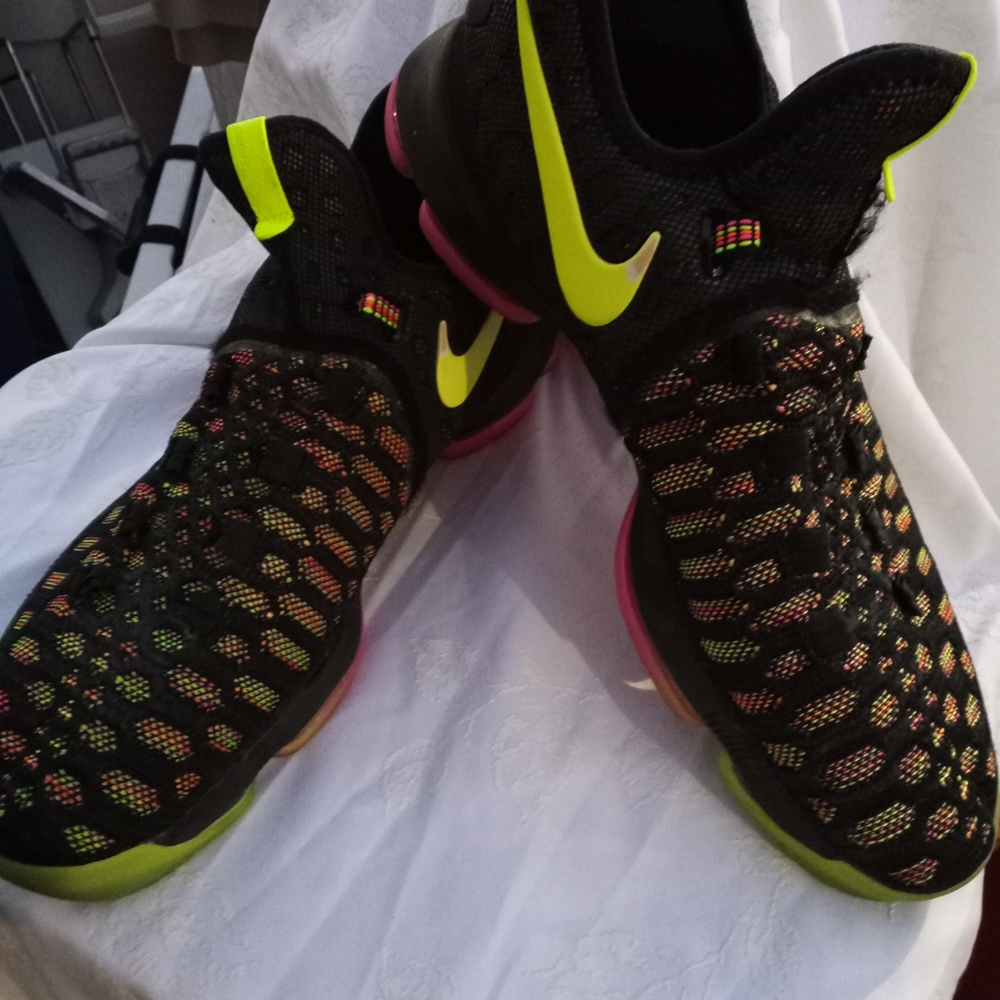 Mens athletic shoes